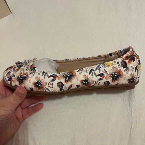 Easy Spirit Flower Flats - Picture 3 of 8